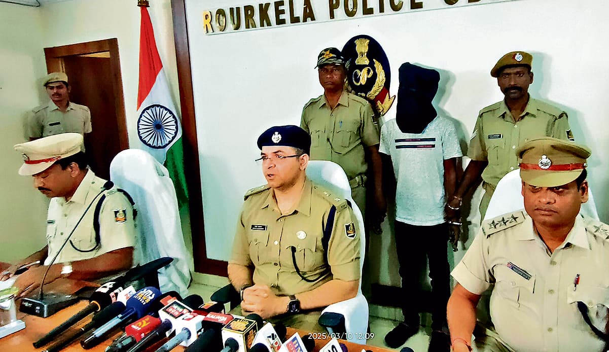 Rourkela News: सेक्टर-19 लूटकांड के आरोपी आठ हफ्ते बाद गिरफ्तार, कटिहार से पांच लाख की नकदी बरामद
