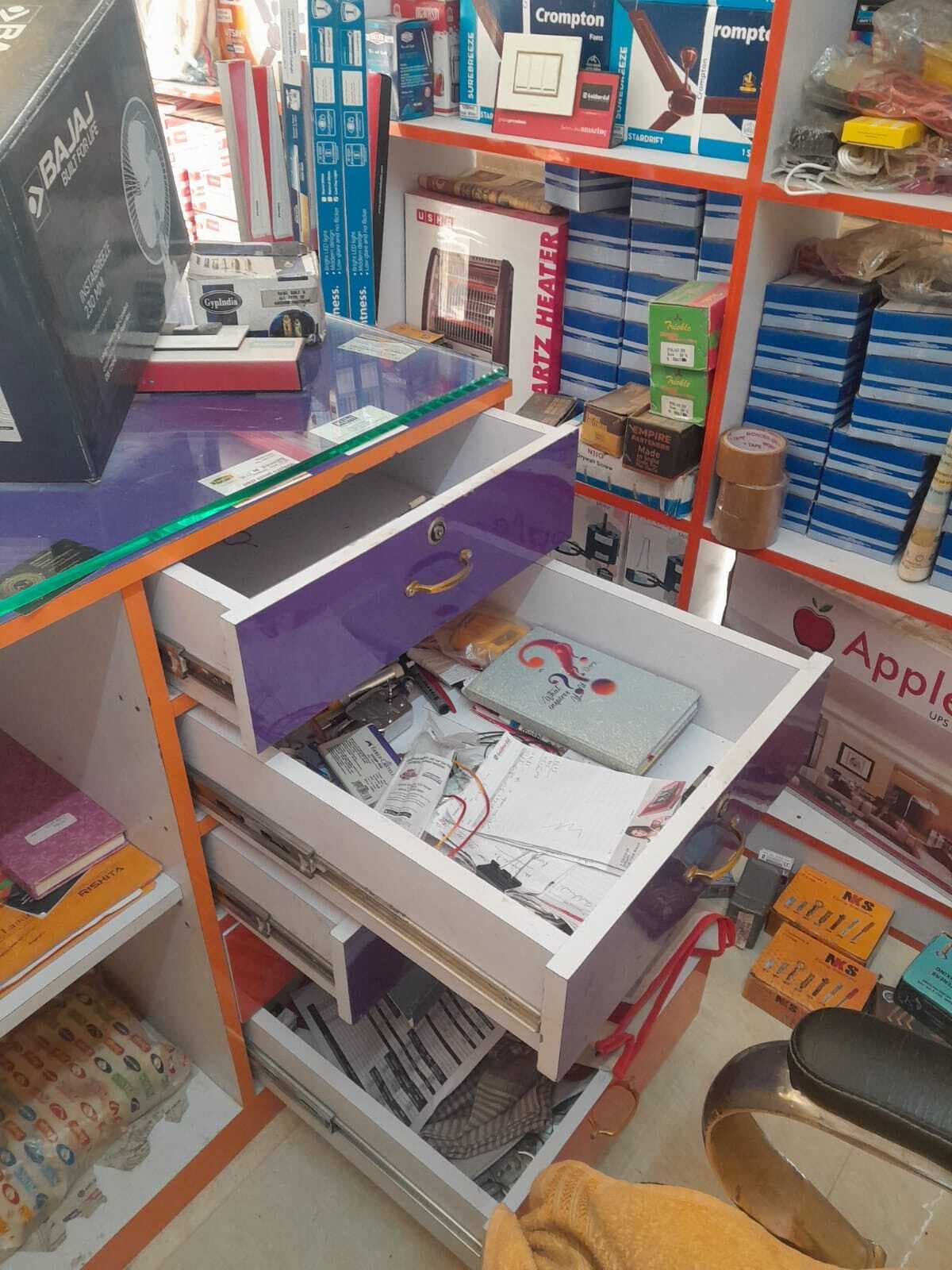 दो मार्केट में तीन दुकानों का शटर काट की चोरी