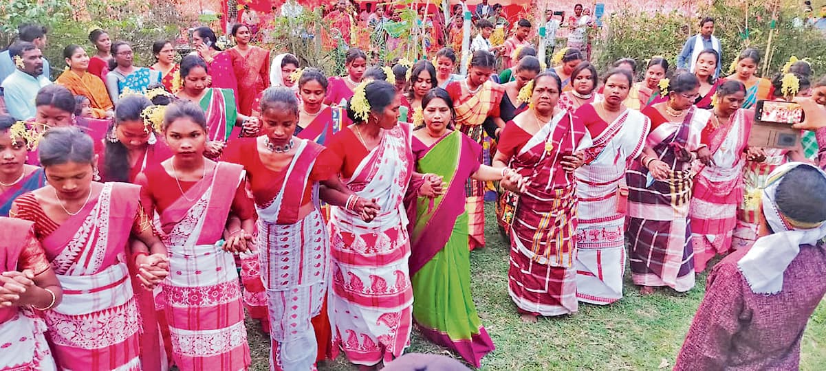 seraikela kharsawan news: हमारी परंपरा व संस्कृति से जुड़ा है बाहा : मीरा मुंडा