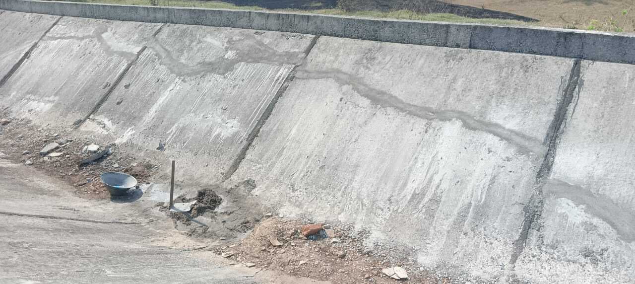 East Singhbhum News : चाकुलिया में निर्माणाधीन नहर में आयी दरारों पर प्लास्टर कर लीपापोती कर रहे संवेदक