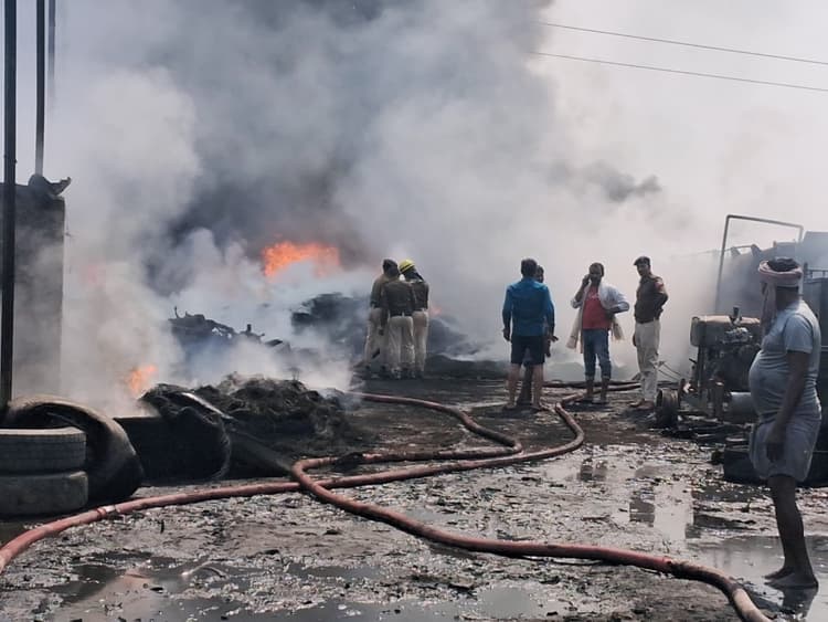 Samastipur News:मुसरीघरारी में तेल टंकी फटने से टायर फैक्ट्री में लगी भीषण आग, लाखों की क्षति