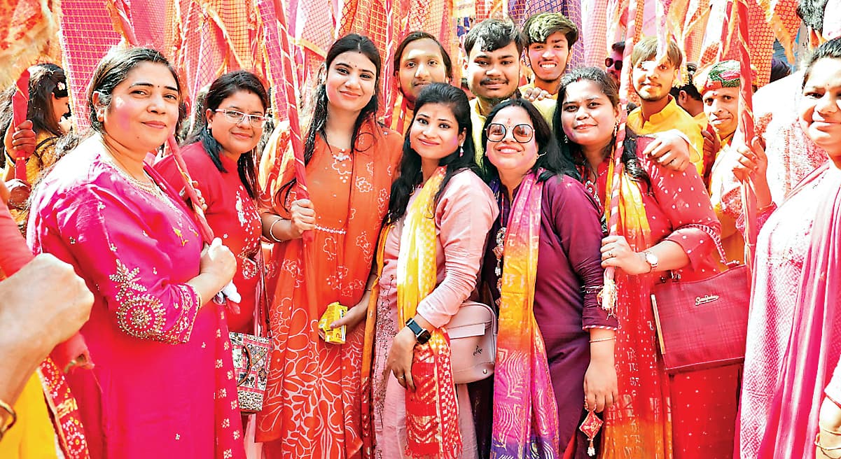 ranchi news : श्रीराधा वल्लभ मंदिर, रांची से निकाली गयी निशान शोभायात्रा, फागण आयो रे नंदलाल काहे तू नहीं आयो रे ...जैसे गीतों पर झूम उठे श्रद्धालु