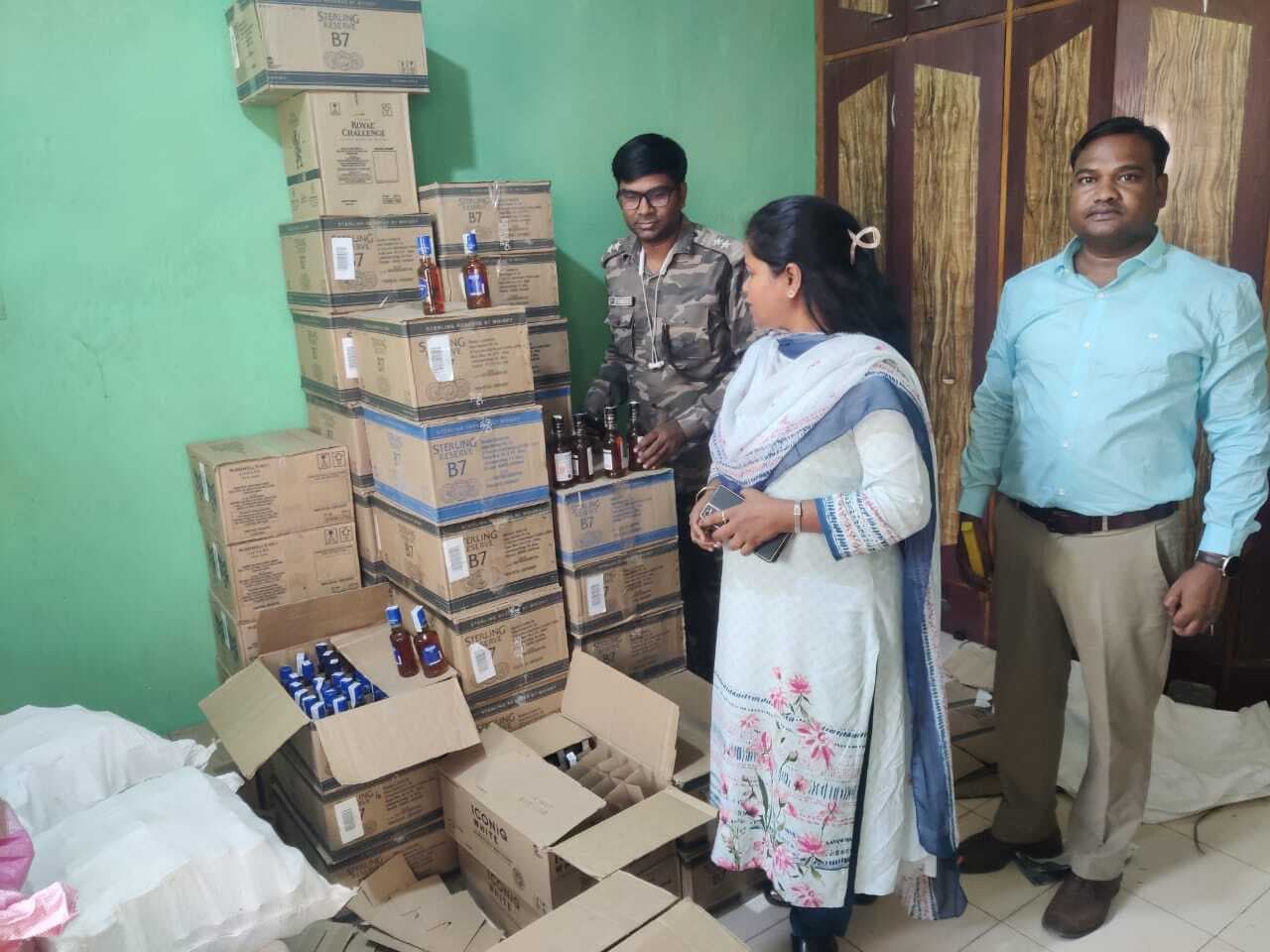 Jamshedpur News : होली से पूर्व डिमना रेसीडेंसी में मिनी विदेशी शराब फैक्ट्री का भंडाफोड़, संचालक गिरफ्तार