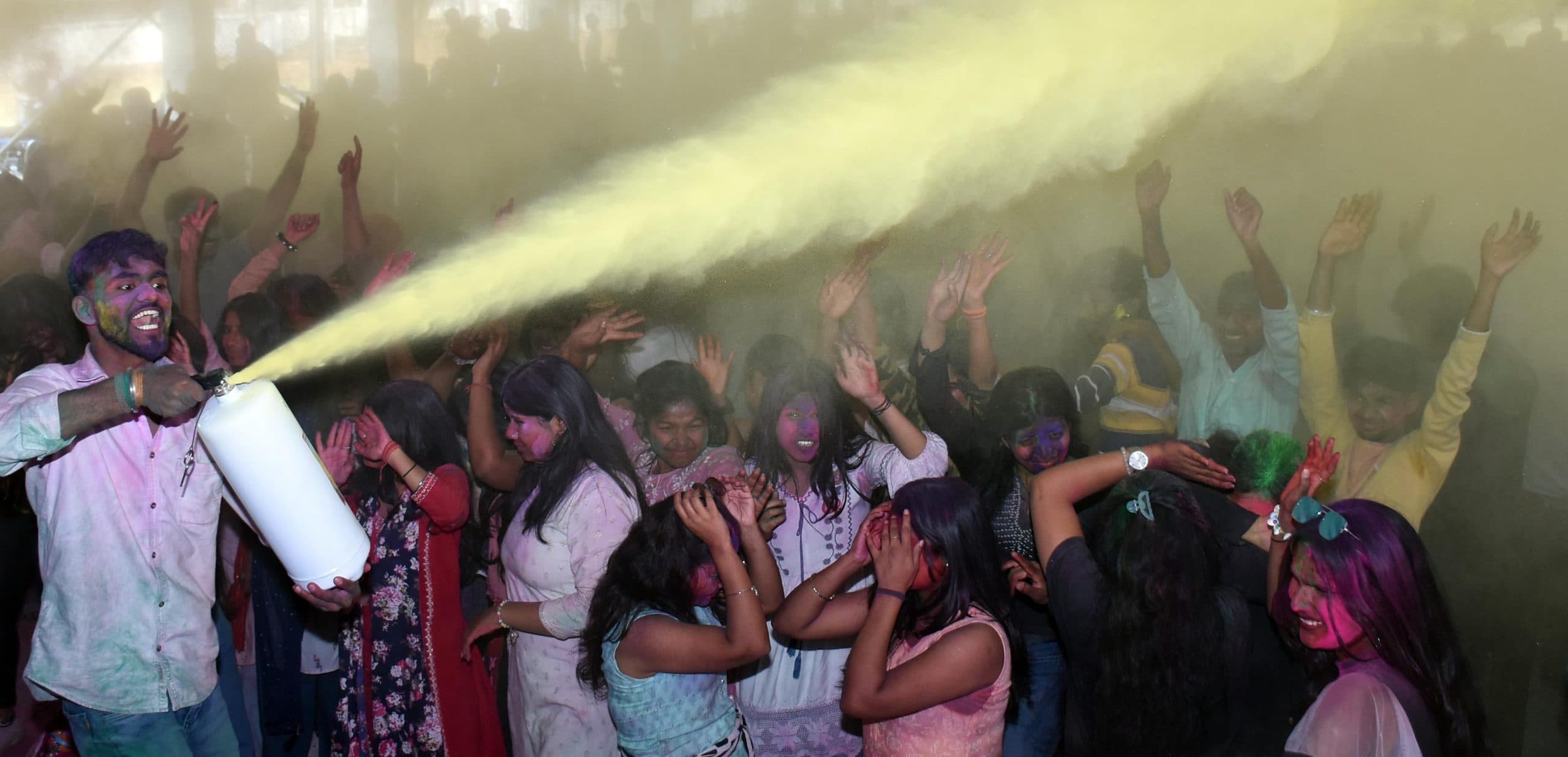 ranchi news : हर्बल कलर के साथ स्मोक स्काई शॉट, स्मोक बम, होली पायरो गन का बढ़ा क्रेज, होली के लिए बुक की जा रही फॉग और फोम मशीन