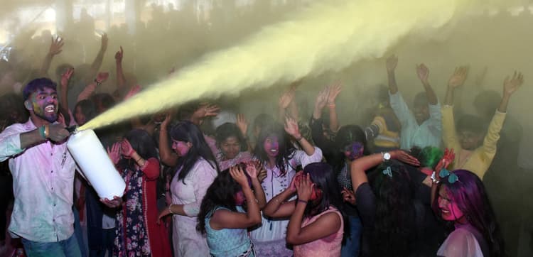 ranchi news : हर्बल कलर के साथ स्मोक स्काई शॉट, स्मोक बम, होली पायरो गन का बढ़ा क्रेज, होली के लिए बुक की जा रही फॉग और फोम मशीन