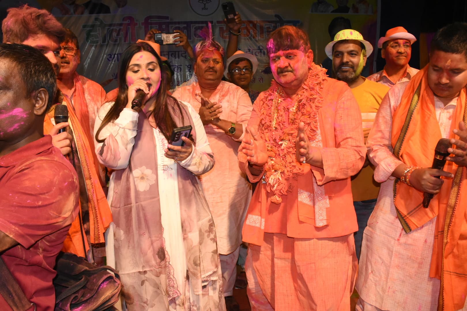 Dhanbad News : धनबाद विधायक के होली मिलन में जुटे भाजपाई, खूब उड़े रंग-गुलाल