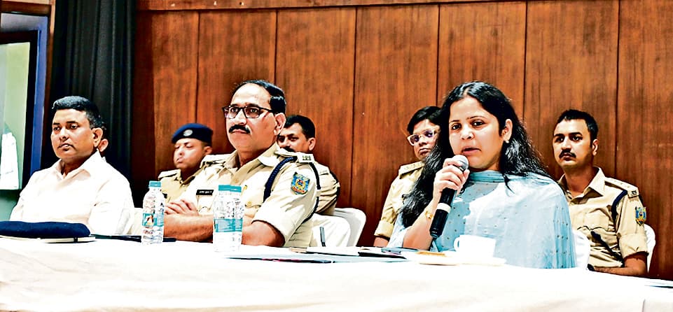 Dhanbad News : शांति समिति की बैठक में बोलीं उपायुक्त -कानून हाथ में ले कर सड़क जाम करने वालों पर होगी कार्रवाई