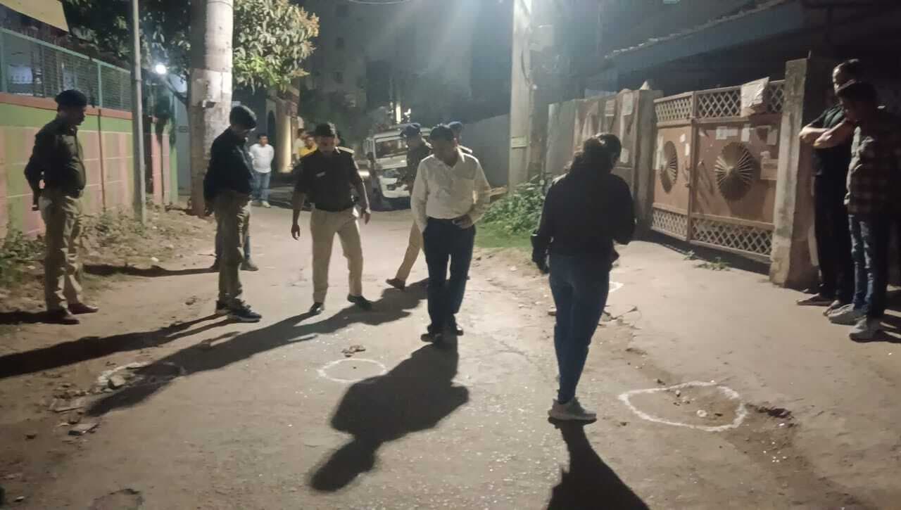 ऑनलाइन परीक्षा सेंटर संचालक काे चलती कार में मारी गाेली, हालत गंभीर