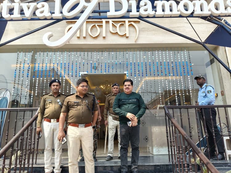 ज्वेलरी शो-रूम का पुलिस पदाधिकारियों ने किया भौतिक सत्यापन