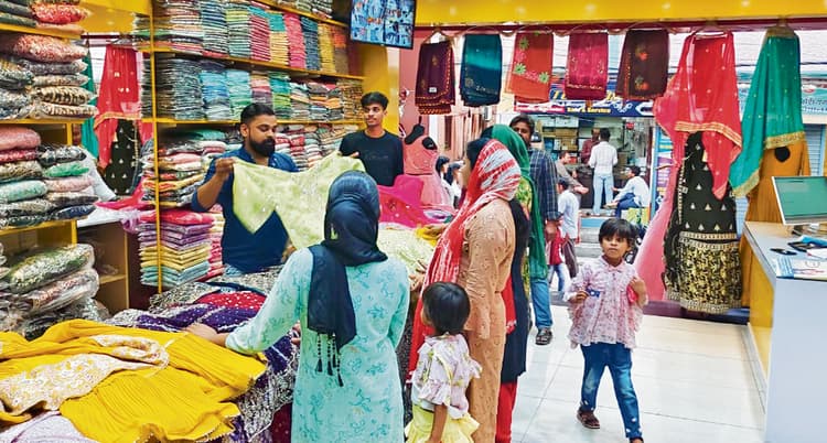 Gopalganj News : रमजान व होली में बाजार गुलजार, फलों के दाम बढ़े, संतरा 100 व सेब 180 रुपये किलो के पास पहुंचा
