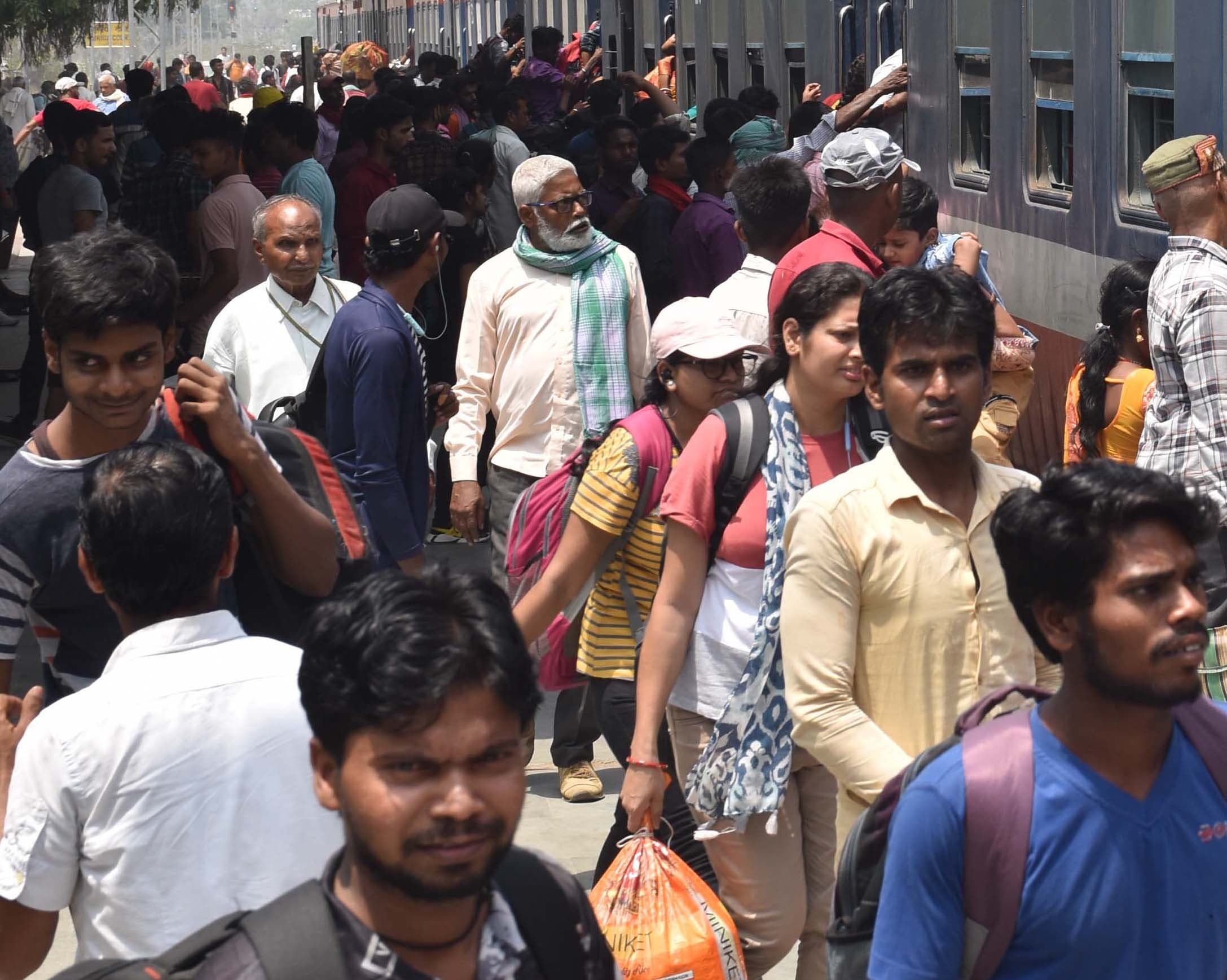 होली को लेकर घर लौटने लगे परदेशी बाबू, रेलवे स्टेशनों पर बढ़ी भीड़