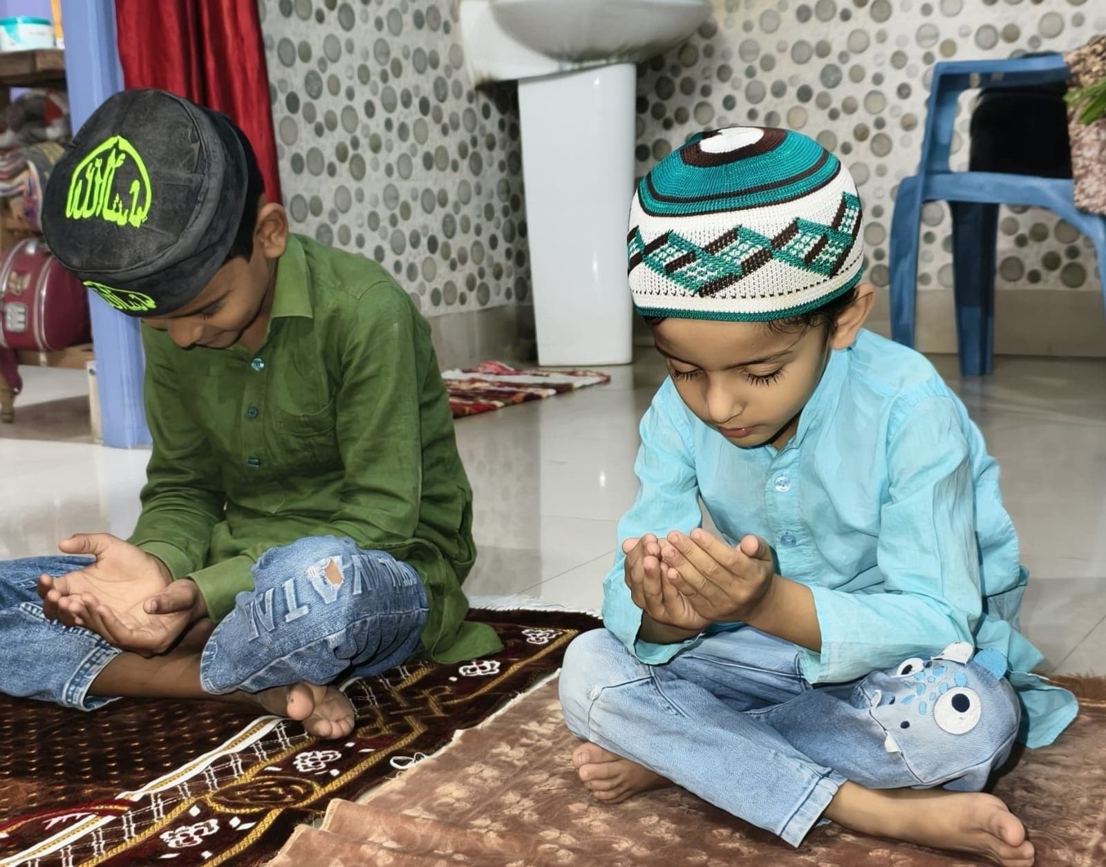 रमजान में अकीदत के साथ तिलावत व इबादत कर रहे नन्हें रोजेदार