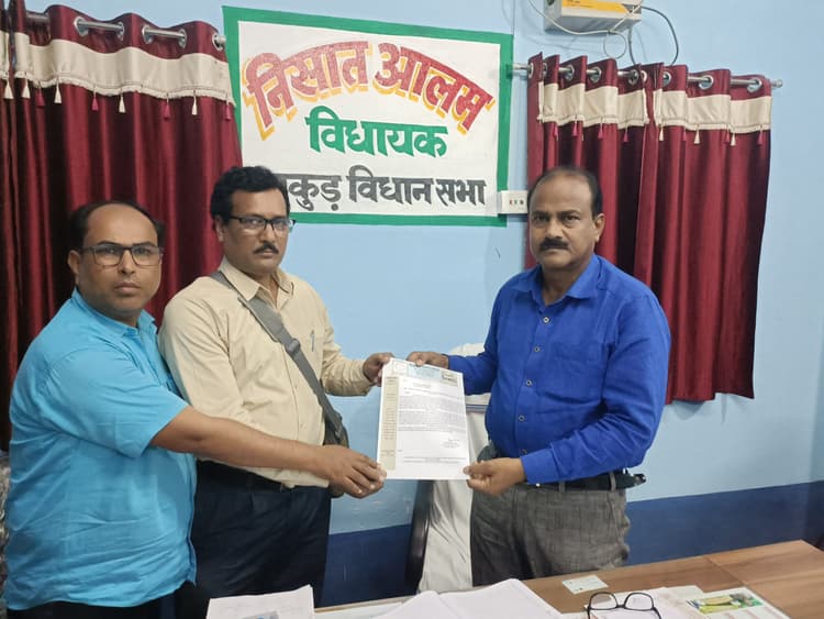 हाइस्कूल की घेराबंदी व शेड निर्माण की मांग