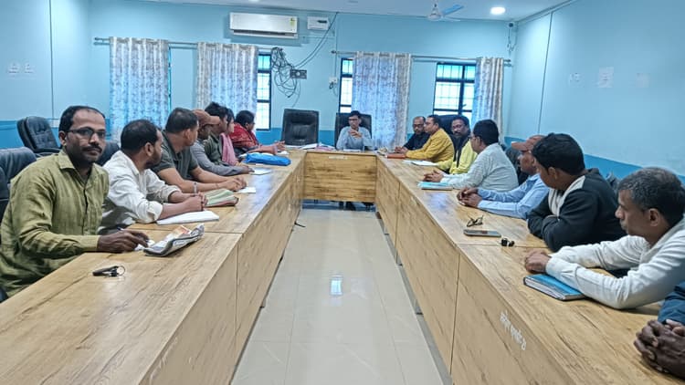 मनरेगा पीओ ने की कर्मियों के साथ बैठक