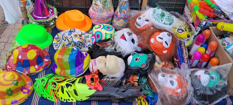 होली पर्व को लेकर जगह-जगह बाजारों में सजने लगी रंगों की दुकानें