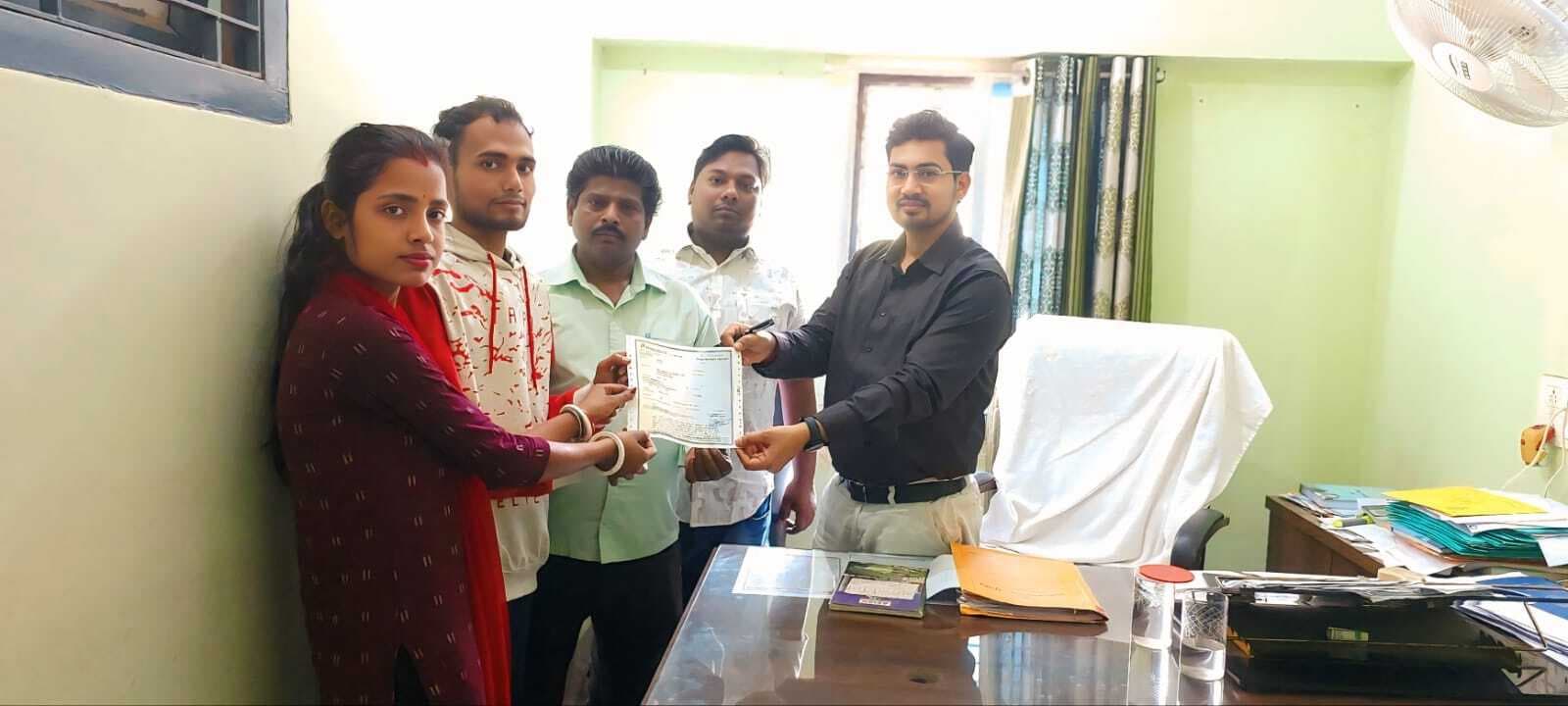 अंतरजातीय विवाह योजना के तहत वर-वधु को दिया गया एक लाख रुपये का एफडी