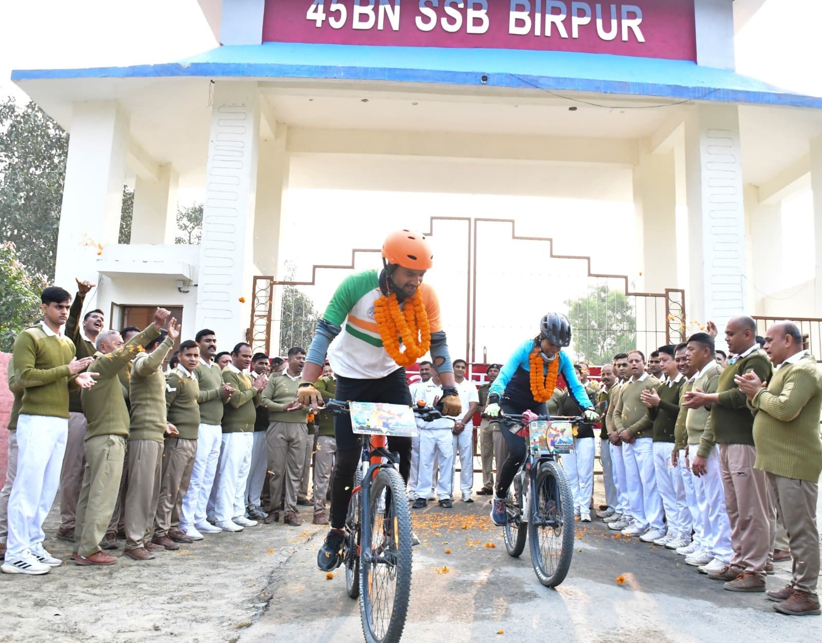 एसएसबी 45वीं बटालियन में साइकिलिस्ट सबिता महतो एवं शुभम पारखी को किया गया प्रोत्साहित
