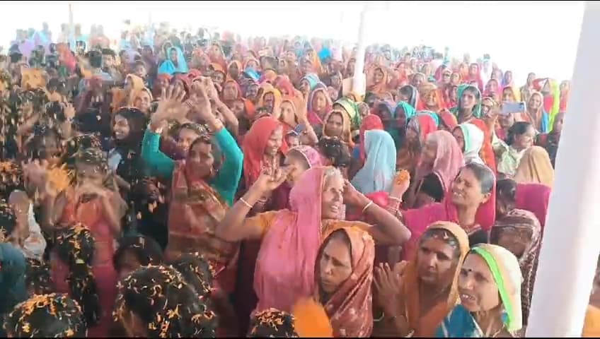 बुजुर्गों ने खेली फूलों की होली, पर्यावरण संरक्षण की पेश की मिशाल