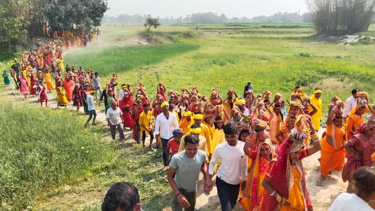 अखिल भारतीय भ्रमणशील धर्म यज्ञ भगैत महासभा को लेकर निकाली गयी कलश यात्रा