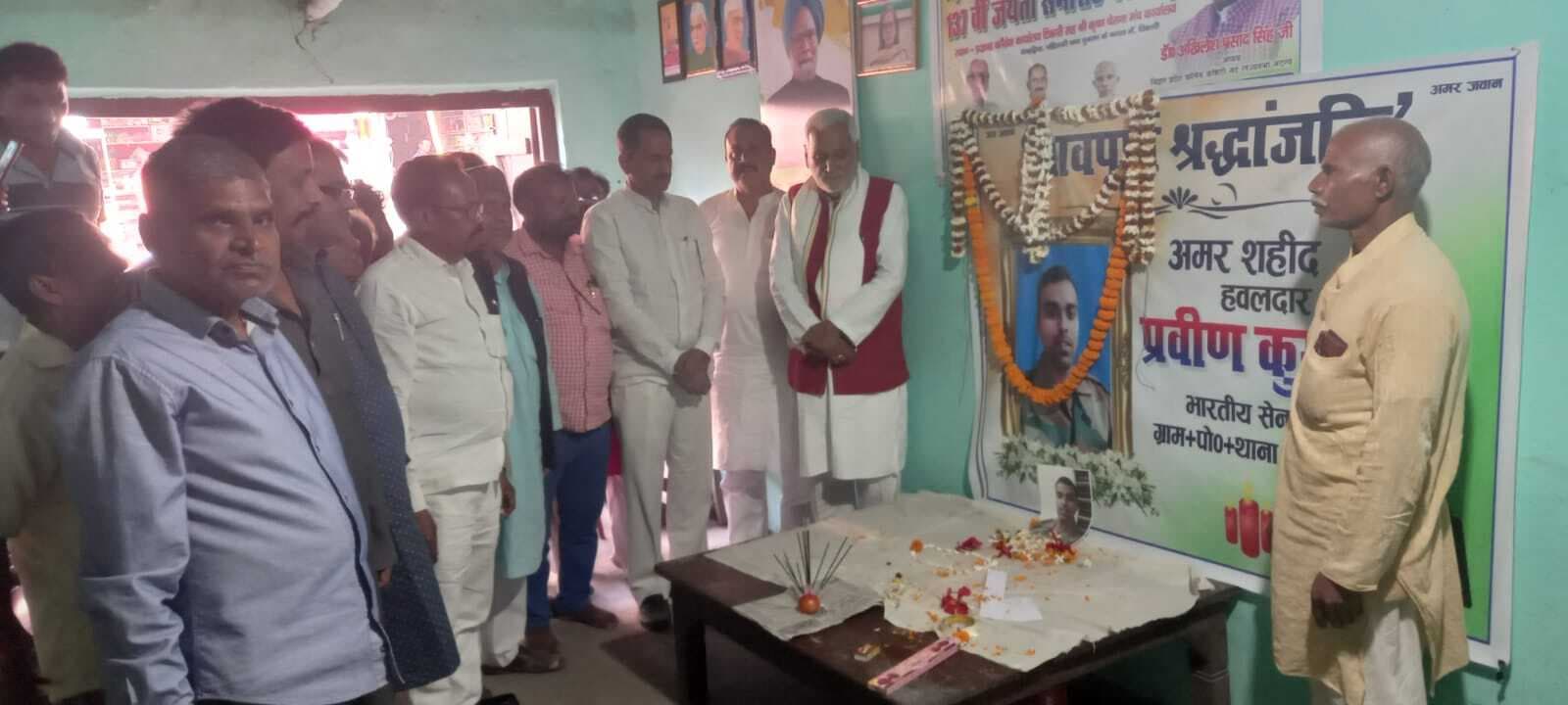 कांग्रेस कार्यालय में सेना के जवान को दी श्रद्धांजलि