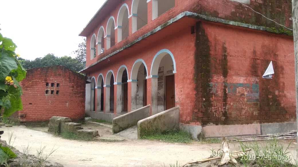 मतदान केंद्र स्थानांतरित करने की मांग को लेकर ग्रामीणों ने जिला निर्वाचन पदाधिकारी को दिया आवेदन