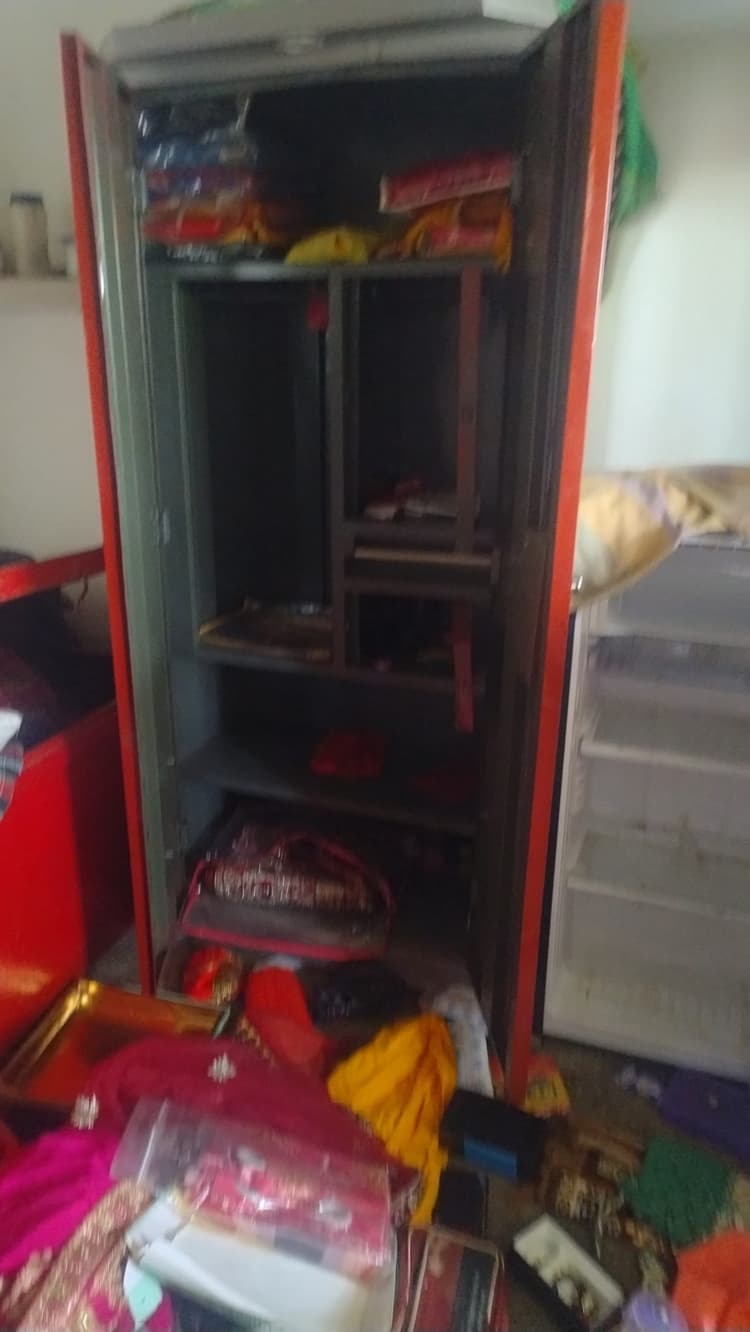 परिजन की मौत के बाद दिल्ली गये गृहस्वामी, चोरों ने घर में भीषण चोरी की घटना को दिया अंजमा