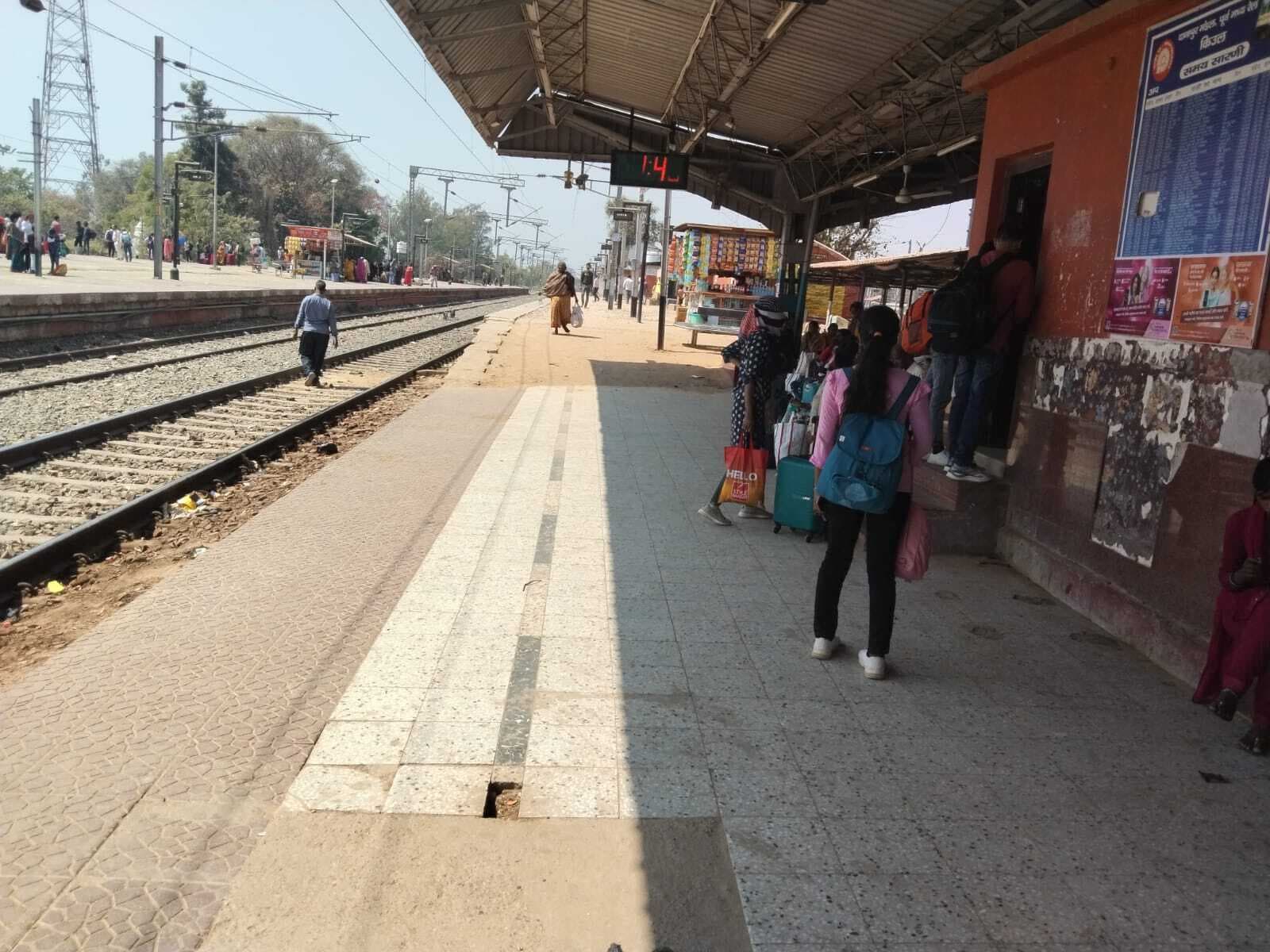 नहीं हो पाया तीन व चार नंबर प्लेटफार्म की ऊंचाई का कार्य पूरा