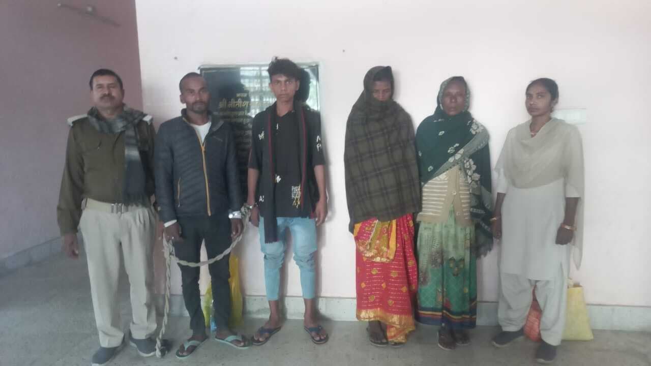 देशी-विदेशी शराब के साथ दो महिला सहित चार तस्कर गिरफ्तार, एक फरार