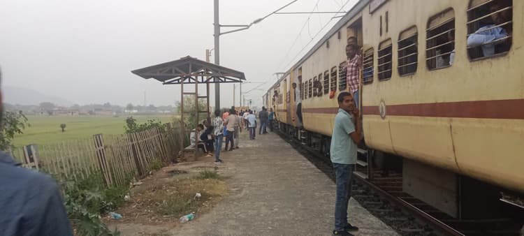 मोकामा-हावड़ा एक्सप्रेस में सीट पर बैठने के लिए यात्रियों के बीच मारपीट