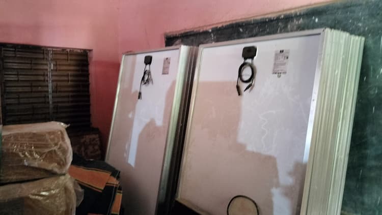 सोलर पैनल कमरे की शोभा बढ़ा रहे हैं सोलर पैनल