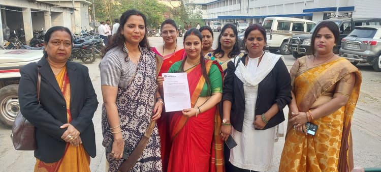 महिला विकास मंच के शिष्टमंडल ने डीएम को सौंपा ज्ञापन