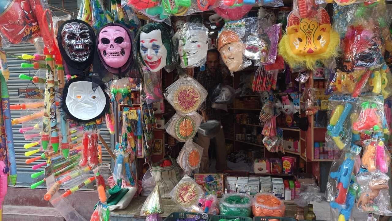 बाजारों में रंग बिखेर रहे अबीर-गुलाल, महंगाई से लोग बेजार