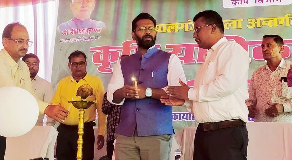 Gopalganj News  : कम लागत में समय से हो बेहतर खेती, इसलिए यंत्रों पर सब्सिडी दे रही सरकार, किसान उठाएं लाभ : डीएम