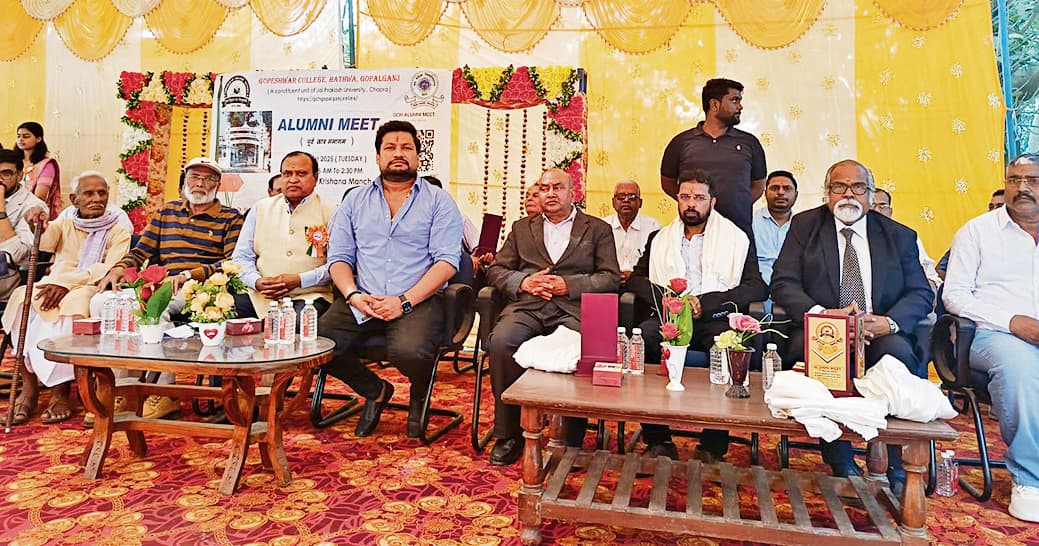 Gopalganj News  : हथुआ कॉलेज में पूर्ववर्ती छात्रों को समाज में बेहतर कार्य को लेकर किया गया सम्मानित