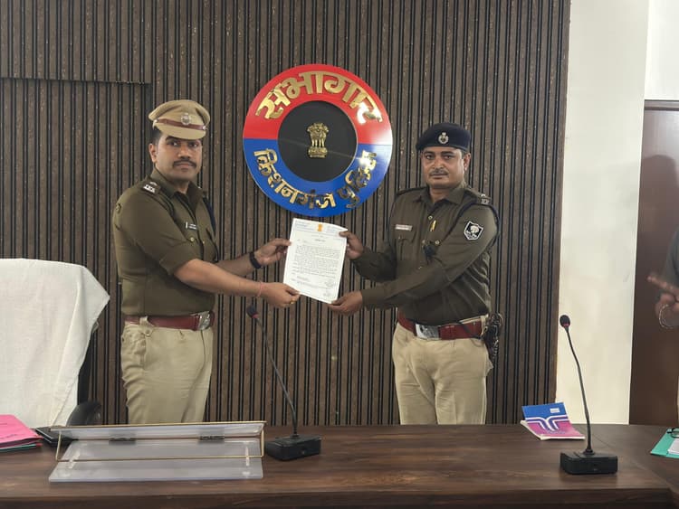 एसपी ने कोचाधामन थानाध्यक्ष को किया सम्मानित