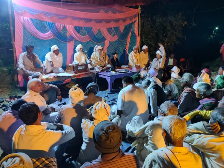 संत कबीर के बताये पथ पर चलने का आह्वान