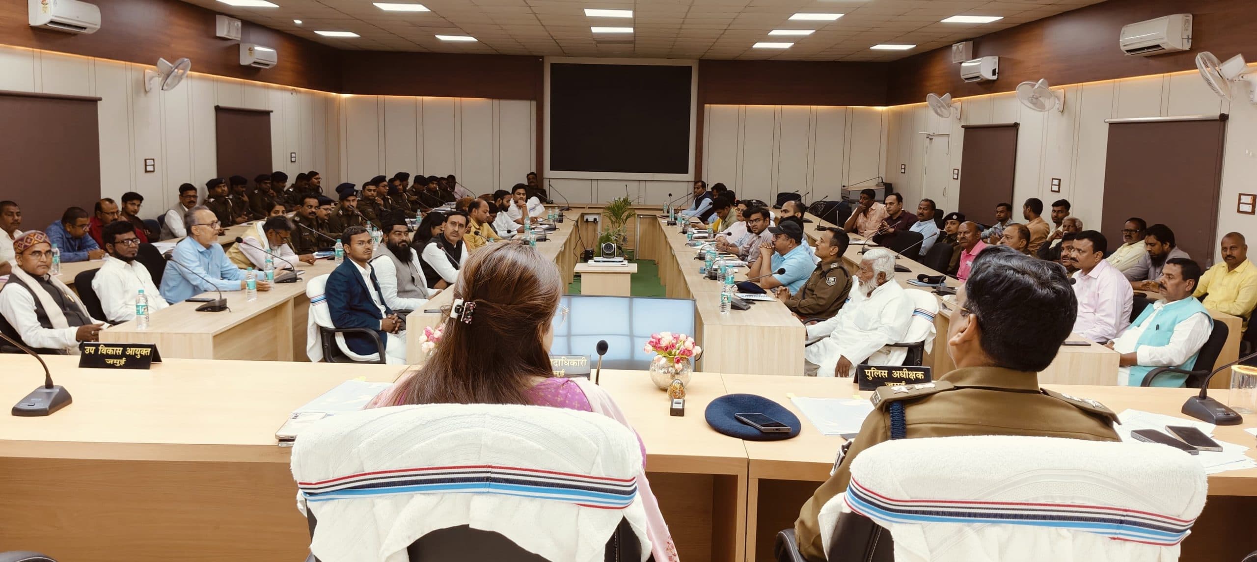 सोशल मीडिया पर आपत्तिजनक पोस्ट करने वालों पर करें कार्रवाई - डीएम