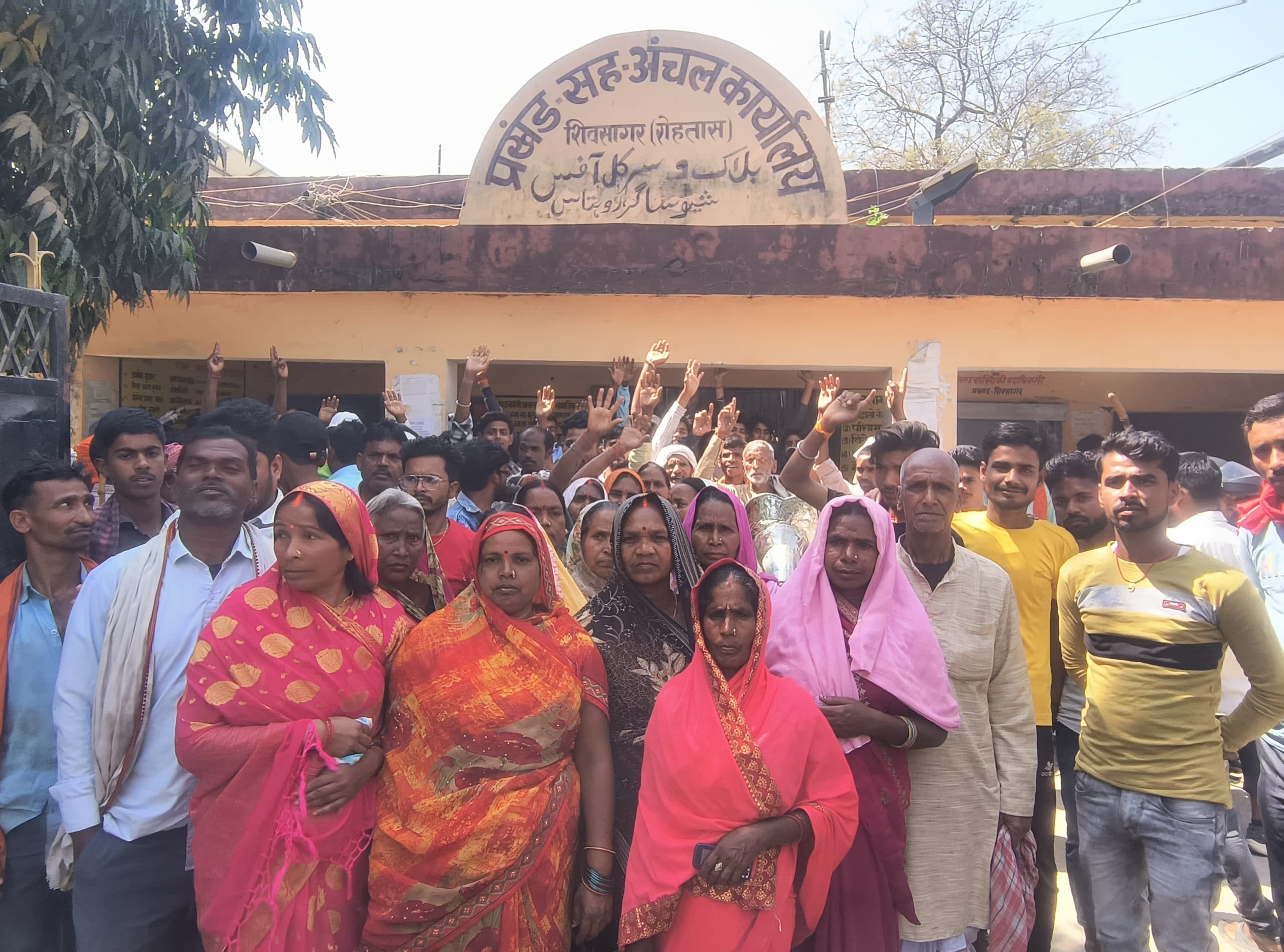 Sasaram News : डुमरी गांव के ग्रामीणों ने प्रखंड मुख्यालय पर दिया धरना