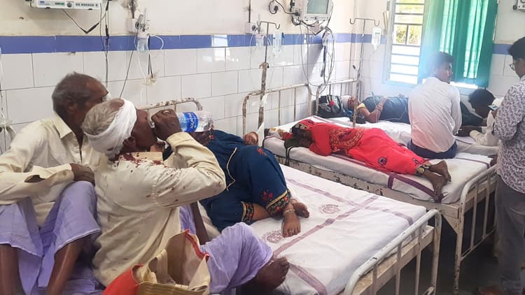 Aurangabad News : बाइक सवार को बचाने में सवारियों से भरा ऑटो पलटा, नौ घायल