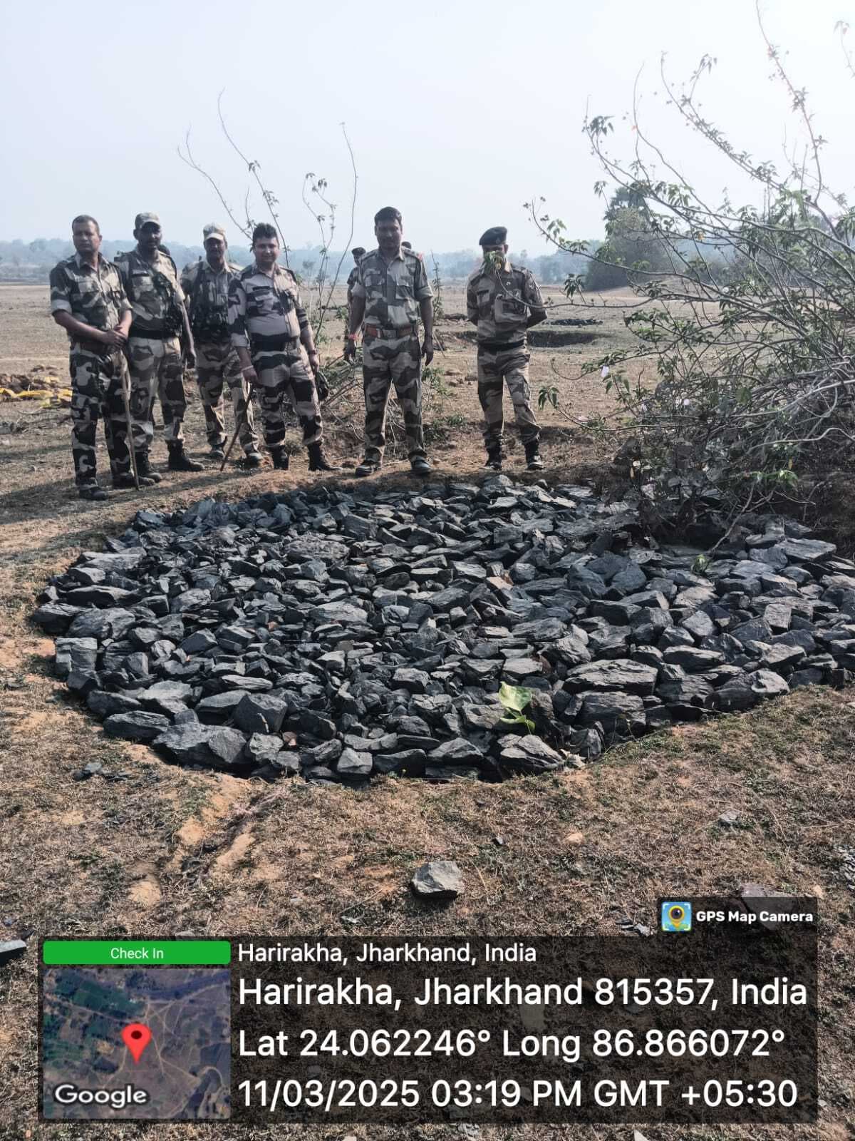 Deoghar news : छापेमारी करने गये सुरक्षा बलों पर हमला, पत्थर लगने से सिक्योरिटी इंस्पेक्टर घायल