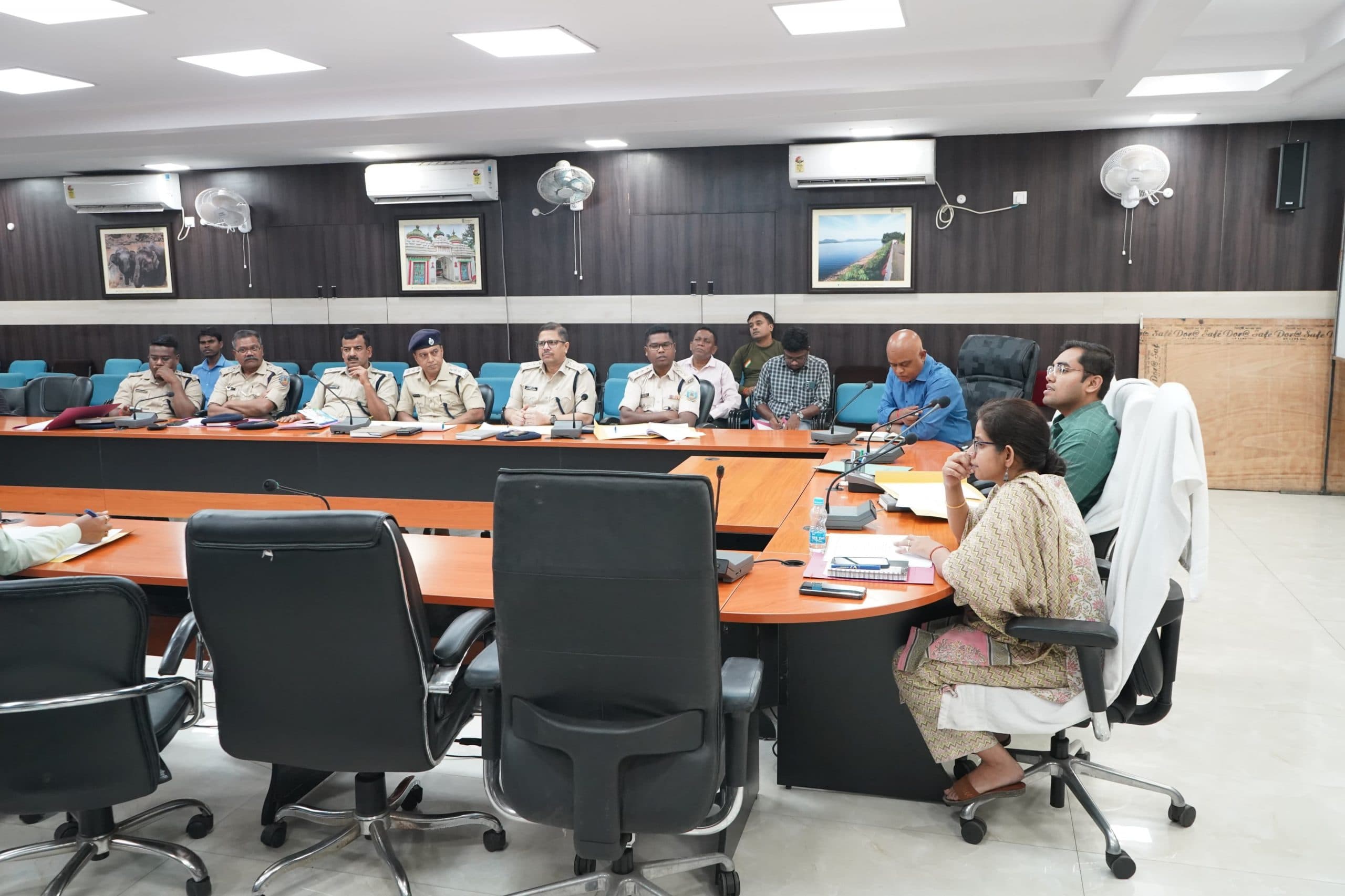 Jamshedpur news. प्रधानमंत्री सूर्य घर बिजली योजना के लाभुकों की संख्या बढ़ायें सभी विभाग : अनिकेत सचान