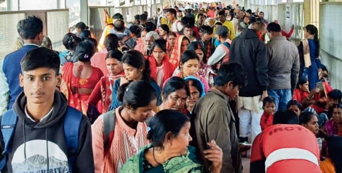 Chhapra News : ट्रेनों में खाली नहीं हैं सीटें, होली में घर आने के लिए करनी पड़ रही मशक्कत