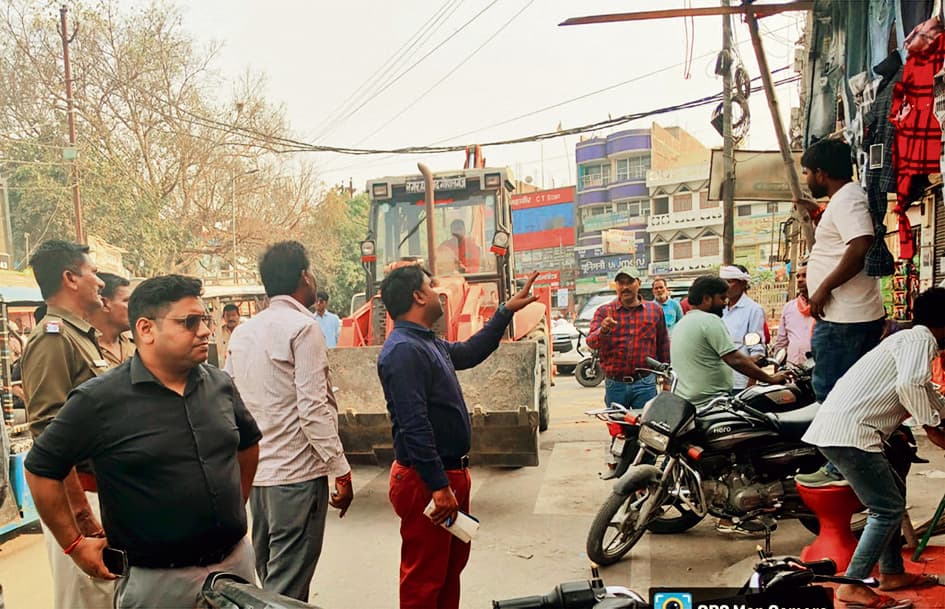 Gopalganj News  : शहर में अवैध कब्जे के खिलाफ एक्शन में आये अधिकारी, दुकानों व छज्जों को तोड़ा गया