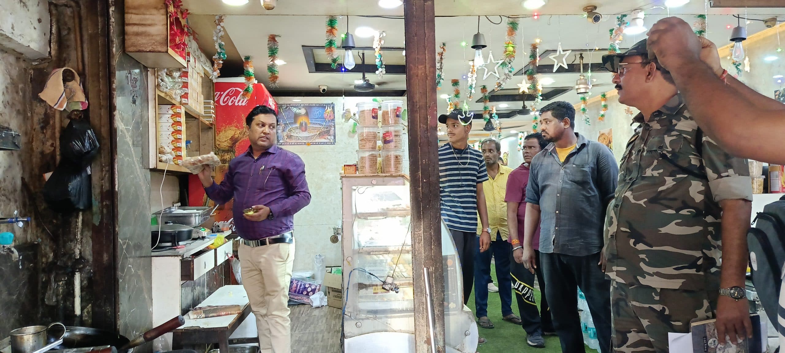 Dhanbad News : होली के पहले कतरास के रेस्टोरेंटों व मिठाई दुकानों में छापेमारी, तीन दुकानों पर लगा जुर्माना