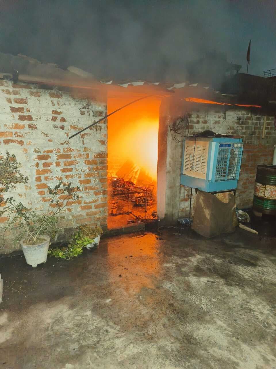 Jamshedpur news. मानगो : घर में लगी आग, चार लाख का नुकसान