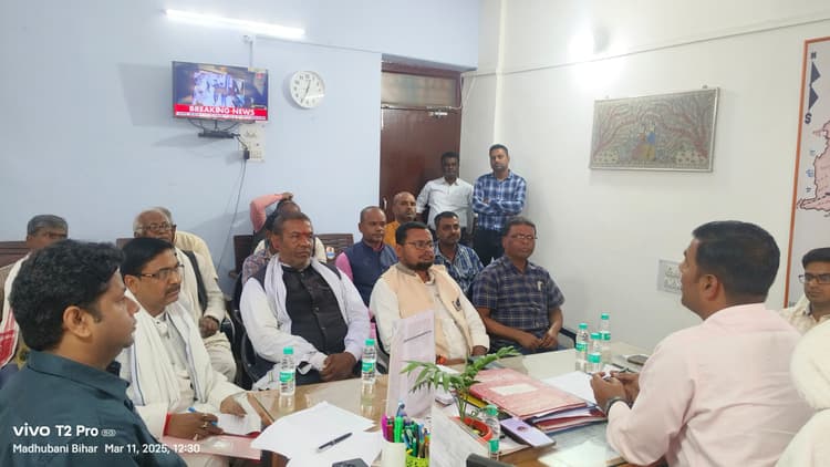 Madhubani News : मतदाता सूची में सुधार के लिए एसडीएम ने की बैठक