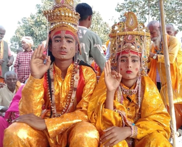 Madhubani News : मिथिला बिहारी संग माता किशोरी की डोली पर ग्रामीणों ने की पुष्पवर्षा