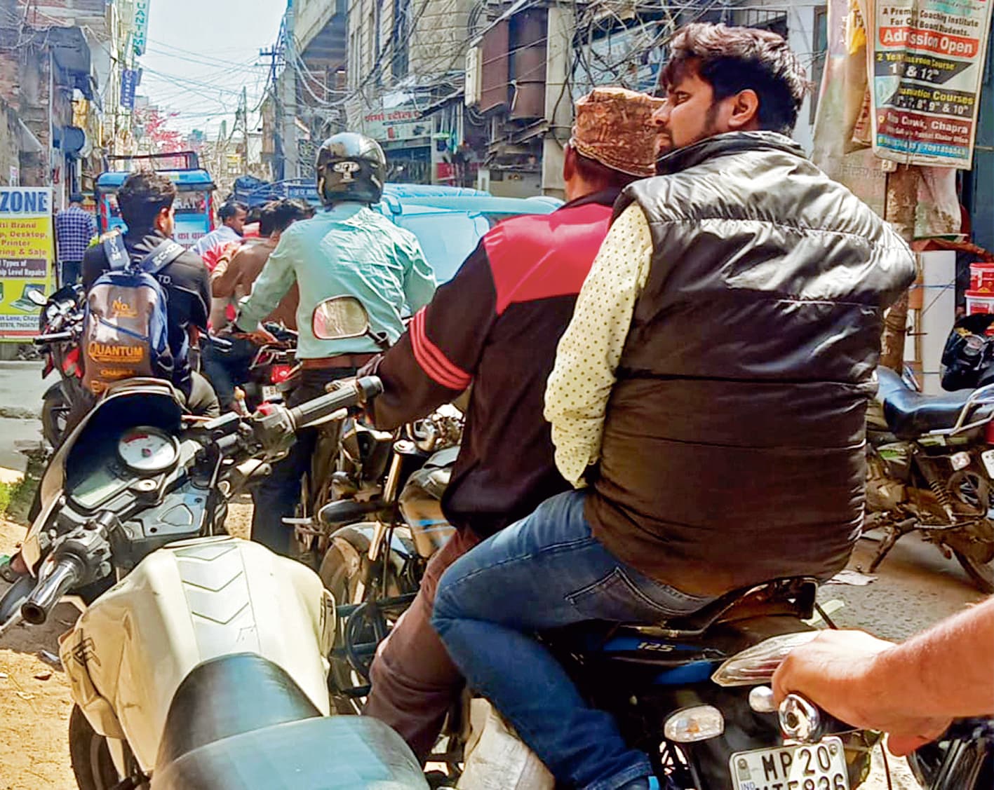 Chhapra News : संकरी गलियों में दिनभर लग रहा जाम, आवागमन मुश्किल