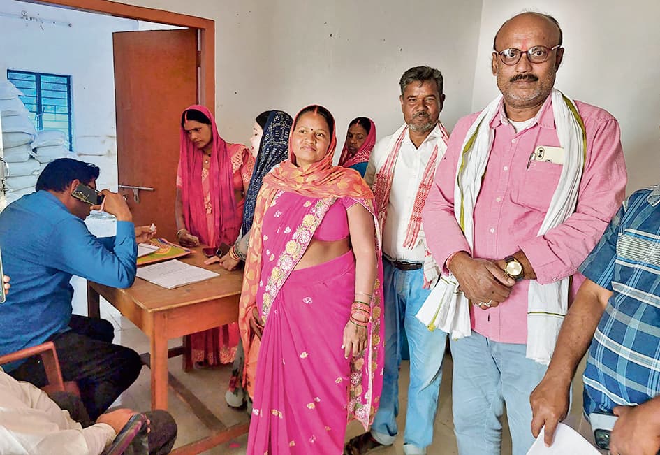 Chhapra News : बायोमैट्रिक सिस्टम नहीं होने से बीज लेने में तरैया के किसानों को हो रही परेशानी