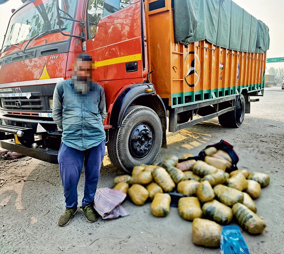 Gopalganj News  : ओडीशा से ट्रक में यूपी जा रहा 15 लाख का गांजा बरामद, चालक हुआ गिरफ्तार